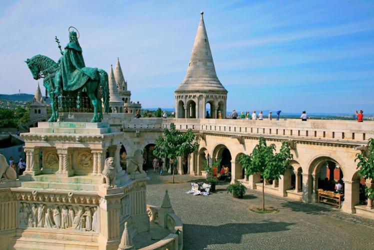 Fishermans-Bastion-Castle-Hill-Budapest_cs