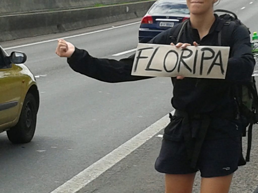 garota_pedindo_carona_com_placa_de_curitiba_para_florianopolis_maria_mah_leo_carona_verao_2012_viajando_de_graca